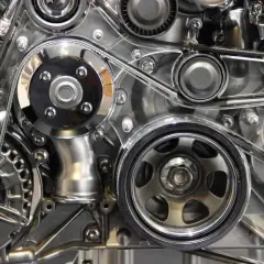 Mécanisme complexe de moteur avec courroie. Il est temps de changer courroie de distribution pour assurer le bon fonctionnement.