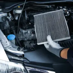 Main tenue un filtre à air de voiture, peut-être la cause du dysfonctionnement du clim voiture ne fonctionne plus.