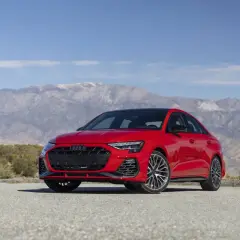 Une Audi S3 rouge vif, prête à libérer ses chevaux sur une route de montagne désertique.