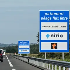 Panneau d'information sur le paiement du péage flux libre sur l'autoroute A79, avec les sites www.aliae.com et nirio.