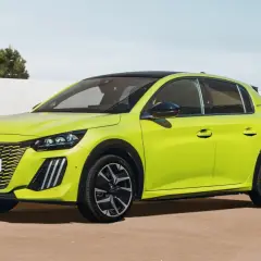Une Peugeot 208 HYBRID verte éclatante, parfaite pour aller travailler avec style.