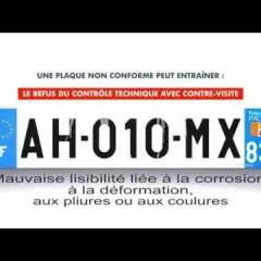 Plaque immatriculation non conforme, illisible à cause de la corrosion et déformation. Refus au contrôle technique.