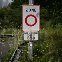 Panneau "ZONE" avec un cercle rouge, suivi de "SAUF CATÉGORIES" et des vignettes Crit'Air. Fin des ZFE, un nouveau départ pour la circulation.