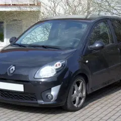 Renault Twingo 2 noire garée sur pavés. Les jantes alliage et le pneu sont visibles.