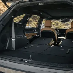Vue arrière d'un SUV avec les sièges rabattus, offrant un grand coffre spacieux pour vos bagages.
