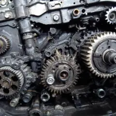 Mécanisme complexe de boîte de vitesses, engrenages en métal huilés. Un bruit de roulement de boite de vitesse pourrait émaner de ce système.