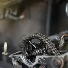 Mécanisme de moteur avec une chaîne de distribution visible, prêt pour un changement de chaîne de distribution.