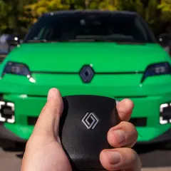 Clé de voiture électrique verte Renault. Découvrez les conditions pour une voiture électrique 100 euros par mois.