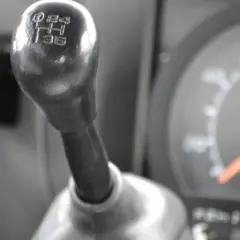 Levier de vitesse d'une voiture, prêt à changer de rapport. Un bruit boite de vitesse peut survenir si l'on force.