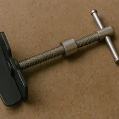 Outil pour repousser piston frein arrière. Permet de comprimer le piston pour installer de nouvelles plaquettes.