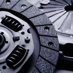 Ensemble d'embrayage pour Clio 4, prêt à reprendre la route.