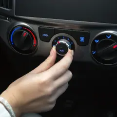 Main gauche pour régler la température, puis le bouton A/C pour comment mettre le chauffage dans une voiture.