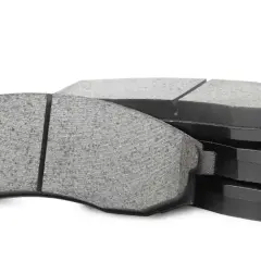 Pile de plaquettes de frein usées, prêtes à être remplacées pour assurer une sécurité optimale sur la route.