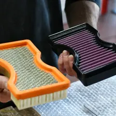 Comparaison entre un filtre à air standard et un filtre à air haute performance violet.