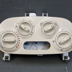 Commandes du clim fiat 500. Boutons pour régler la température et la ventilation, avec symboles de froid et de chaud.