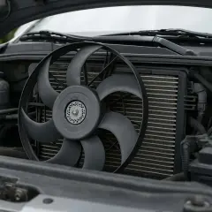 Le ventilateur de voiture tourne encore après l'arrêt du moteur, signe qu'il refroidit le radiateur.