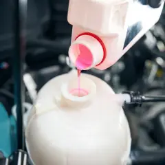 Remplissage du réservoir d'expansion avec du liquide de refroidissement rose. Le liquide de refroidissement G12 est-il adapté à votre voiture ?