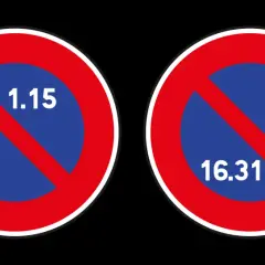 Panneaux de stationnement alterné : interdiction de stationner du 1er au 15 du mois d'un côté, et du 16 à la fin du mois de l'autre.
