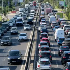 Embouteillage monstre sur l'autoroute. Les voitures attendent, peut-être pour leur contrôle technique tous les ans.