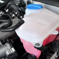 Réservoir de liquide de refroidissement rose vif, prêt pour le remplissage. Vérifiez le niveau avant de savoir ou mettre le liquide de refroidissement.