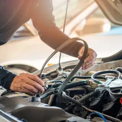 Mécanicien remplaçant la courroie de distribution d'une Twingo 2. L'entretien est essentiel pour le bon fonctionnement du moteur.