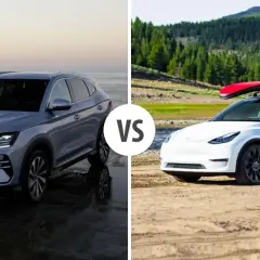 Comparaison : un SUV BYD gris près de l'eau, face à un SUV Tesla blanc prêt pour l'aventure avec un surf sur le toit.