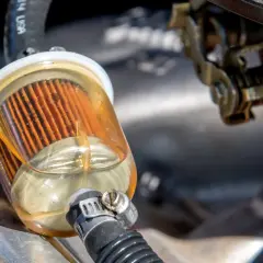 Filtre à gasoil transparent, montrant le carburant filtré. Un bon entretien est essentiel pour le changement filtre à gasoil prix.