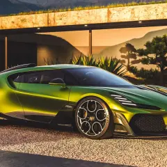 La Bugatti la plus rapide, une hypercar verte éblouissante, se gare devant une villa moderne, entourée de végétation luxuriante et de montagnes en arrière-plan.
