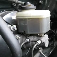 Le réservoir du maître cylindre de frein, avec ses indicateurs MAX et MIN, est visible dans le compartiment moteur.