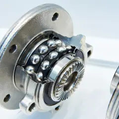Roulement de roue automobile en coupe, montrant les billes. Combien de km avec un roulement HS ? Difficile à dire, cela dépend de l'usage.