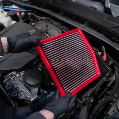 Maintenant, le changement du filtre à air de la BMW est terminé. Le nouveau filtre rouge est prêt à être installé.