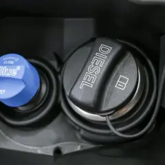 Bouchons de réservoir diesel et AdBlue. Pour savoir comment mettre de l'AdBlue, repérez le bouchon bleu marqué "AdBlue".