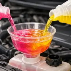 Mélange de liquide de refroidissement rose et jaune versé dans un entonnoir. Quel liquide de refroidissement rose pour quelle voiture ?