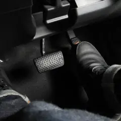 Pieds sur les pédales, prêt pour la purge de frein.