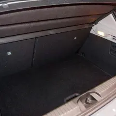 Coffre de la Clio 5, prêt à accueillir vos bagages pour un week-end. La dimension est parfaite pour la vie quotidienne.