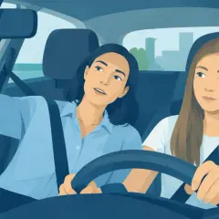 Une jeune femme apprend la conduite accompagnée à 14 ans, guidée par une monitrice attentive.