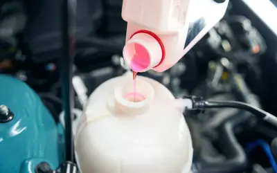 Remplissage du réservoir d'expansion avec du liquide de refroidissement rose. Le liquide de refroidissement G12 est-il adapté à votre voiture ?