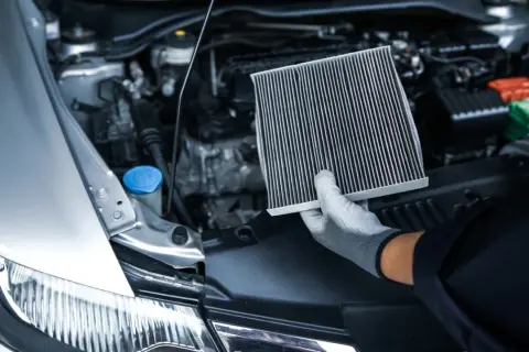 Main tenue un filtre à air de voiture, peut-être la cause du dysfonctionnement du clim voiture ne fonctionne plus.