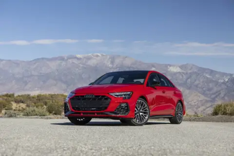Une Audi S3 rouge vif, prête à libérer ses chevaux sur une route de montagne désertique.