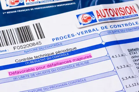 Procès-verbal de contrôle technique défavorable pour défaillances majeures. La durée de validité du contrôle est limitée.