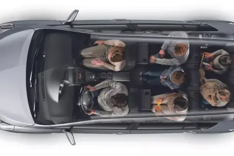 Vue aérienne d'un monospace 7 places, idéal pour les familles. Quel est le véhicule 7 places le plus fiable pour vos trajets ?