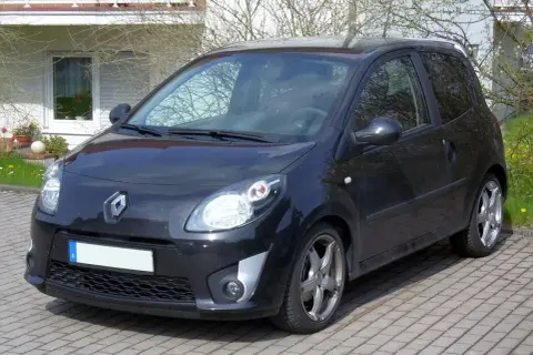 Renault Twingo 2 noire garée sur pavés. Les jantes alliage et le pneu sont visibles.