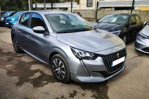 Peugeot 208 grise, prête pour sa révision. Le tarif de la révision Peugeot 208 est affiché sur le pare-brise.