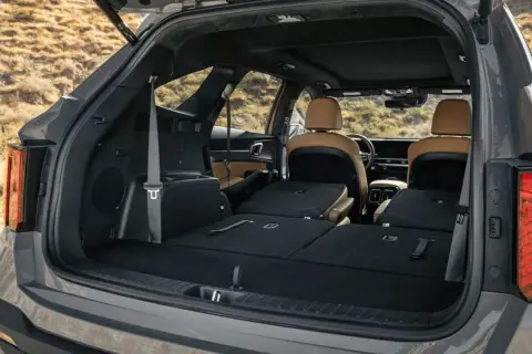 Vue arrière d'un SUV avec les sièges rabattus, offrant un grand coffre spacieux pour vos bagages.