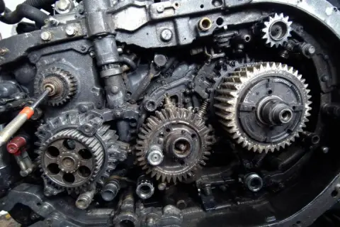Mécanisme complexe de boîte de vitesses, engrenages en métal huilés. Un bruit de roulement de boite de vitesse pourrait émaner de ce système.