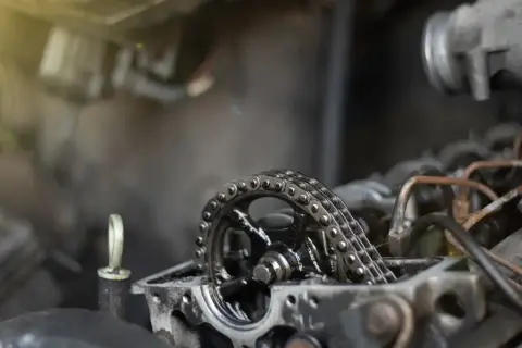 Mécanisme de moteur avec une chaîne de distribution visible, prêt pour un changement de chaîne de distribution.