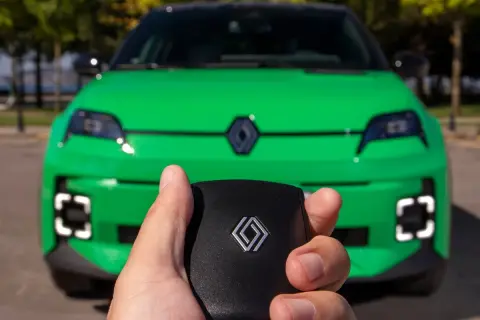 Clé de voiture électrique verte Renault. Découvrez les conditions pour une voiture électrique 100 euros par mois.