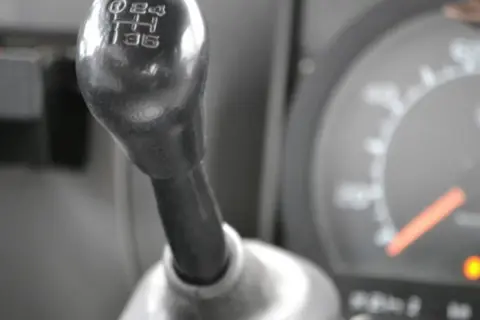 Levier de vitesse d'une voiture, prêt à changer de rapport. Un bruit boite de vitesse peut survenir si l'on force.