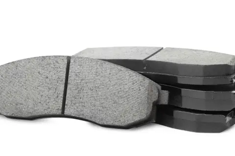 Pile de plaquettes de frein usées, prêtes à être remplacées pour assurer une sécurité optimale sur la route.