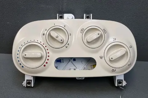 Commandes du clim fiat 500. Boutons pour régler la température et la ventilation, avec symboles de froid et de chaud.